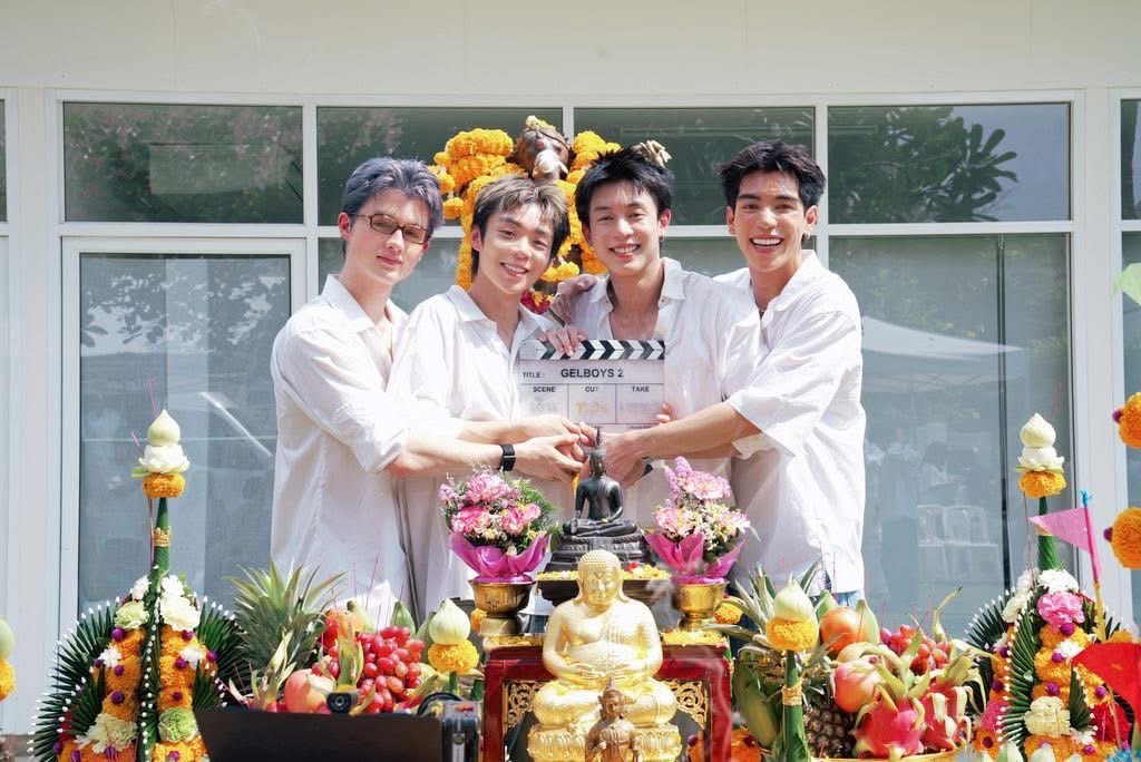 AllNews_th's tweet image. GELBOYS 2 ได้ฤกษ์บวงสรวง เคมี “เชียร-โฟร์มด-บ้าบิ่น-บัว” ไม่แผ่ว

#NEWCHAYAPAK
#PIDEMonthapoom
#PJmahidol
#LEONBROCCO
#GELBOYS
#LOOKE

บริษัท ลู้คกี้ เวิร์ล จำกัด จับมือ iQIYI สร้างความฮือฮาให้วงการซีรีส์ GEN Z อีกครั้ง กับการเดินหน้าโปรเจกต์ซีรีส์ภาคต่อที่แฟน ๆ ตั้งตารอคอย
