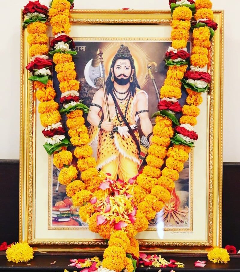 Vishalwrites26's tweet photo. धरा को आतंक से अगर विराम चाहिए
तो फरसा लहराता फिर भगवान परशुराम चाहिए।

भगवान परशुराम जी के शुभ जन्मोत्सव की हार्दिक बधाई एवं शुभकामनाएँ। 🙏🏻🚩 https://t.co/EwBuFLf4bW