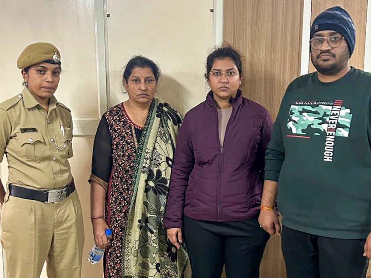 अतुल सुभाष को मरे 1 साल से अधिक हो गया,

पत्नी निकिता और जज रीता कौशिक पर गंभीर आरोप लगाते हुए आत्महत्या की थी और कहा था कि दोषियों को सज़ा न मिले तो अस्थियां नाले में बहा देना।

उन्हें अब तक मिला न्याय 👇

▪️जज रीता कौशिक का प्रमोशन हुआ,
▪️बच्चे की कस्टडी पत्नी निकिता को मिली,