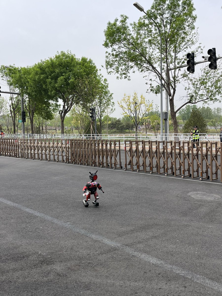 FynnMinkus's tweet photo. The Beijing Robot Marathon is such a unique experience https://t.co/r2AQK0NJTg