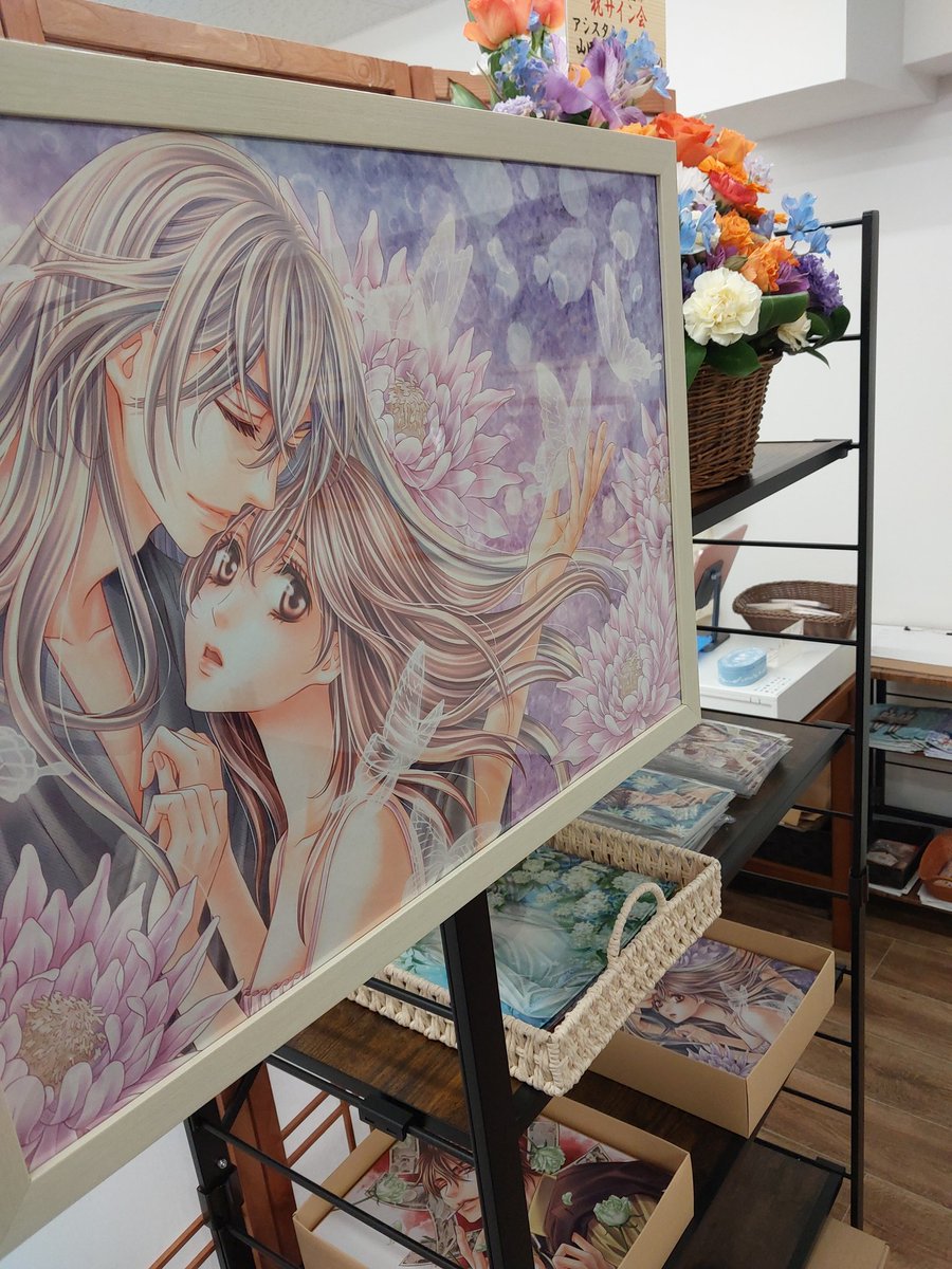 「潮見知佳先生サイン会ギャラリーの中は潮見先生仕様で花のよう 他の作家のも少し飾っ」|永久保貴一のイラスト