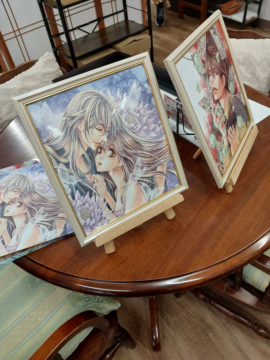 「潮見知佳先生サイン会ギャラリーの中は潮見先生仕様で花のよう 他の作家のも少し飾っ」|永久保貴一のイラスト