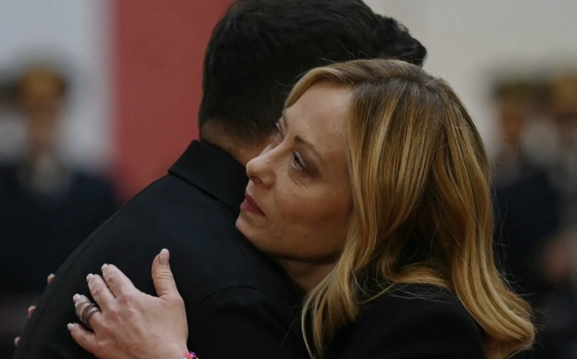 L’Italia trova i soldi per produrre droni da mandare a Kiev.
Ma per sanità e scuola i fondi “non ci sono”.
Ospedali al collasso, liste d’attesa infinite, scuole che cadono a pezzi.
Per la guerra invece i miliardi saltano sempre fuori.
Sono gli italiani a pagare le tasse, non gli