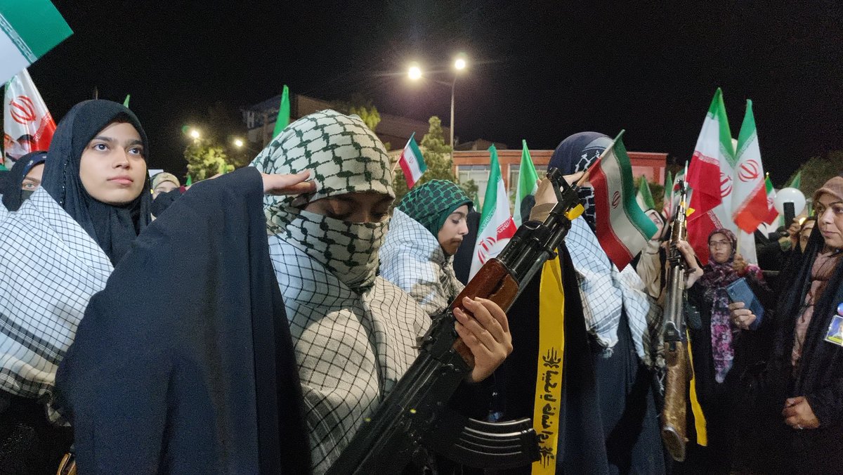 دختر امروز، لبخند خداست در دل جنگ روایت‌ها.  
هر جا که هست، دارد حقیقت را فریاد می‌زند.  
#لبخند_خدا