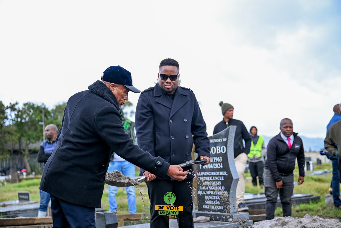 CadreNguyi's tweet image. H.E President JG #Zuma yesterday led the #MK Party officials in supporting 2nd Deputy President, uGeneral Tony #Yengeni as he bids farewell to his beloved sister. #WozaLGE #VoteMKP #GwazaMkhontoGwaza 💚🖤