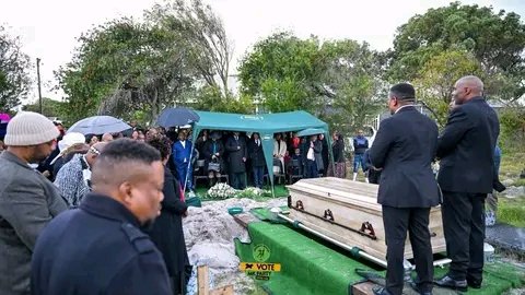 CadreNguyi's tweet image. H.E President JG #Zuma yesterday led the #MK Party officials in supporting 2nd Deputy President, uGeneral Tony #Yengeni as he bids farewell to his beloved sister. #WozaLGE #VoteMKP #GwazaMkhontoGwaza 💚🖤