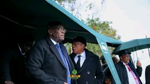 CadreNguyi's tweet image. H.E President JG #Zuma yesterday led the #MK Party officials in supporting 2nd Deputy President, uGeneral Tony #Yengeni as he bids farewell to his beloved sister. #WozaLGE #VoteMKP #GwazaMkhontoGwaza 💚🖤