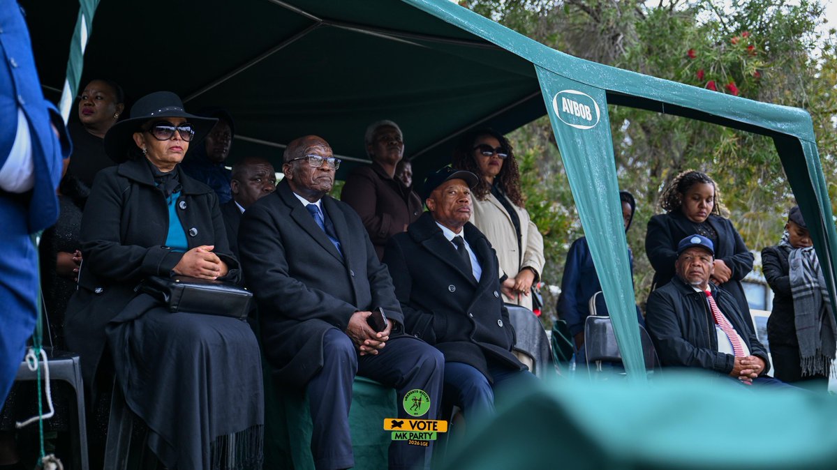 CadreNguyi's tweet image. H.E President JG #Zuma yesterday led the #MK Party officials in supporting 2nd Deputy President, uGeneral Tony #Yengeni as he bids farewell to his beloved sister. #WozaLGE #VoteMKP #GwazaMkhontoGwaza 💚🖤