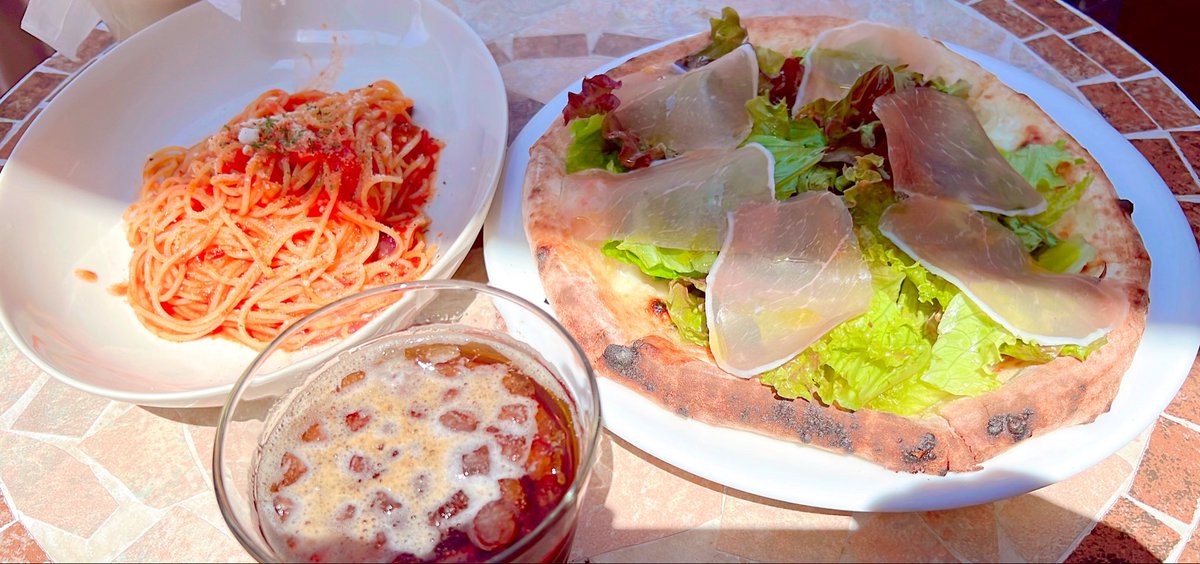 H_mm39's tweet photo. おはよう☀️テラスlunch
陽ざしが心地よいです
明日朝早くから病院なので
今日は仕事休んで明日の準備
入院にならないといいな🥺

 #ひならんち https://t.co/vJflM3g1T4