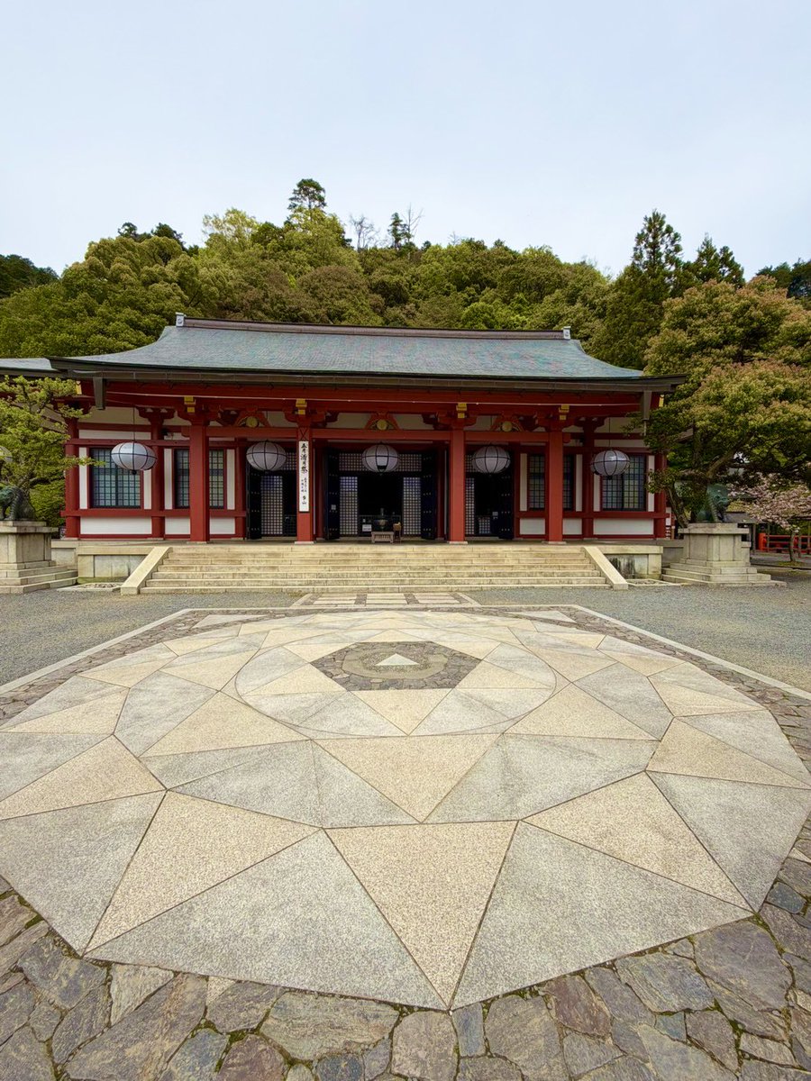 ほんとは山ほど人がいたのですが、いない隙を狙って撮った一枚…

＼見た方へも鞍馬寺パワーのお裾分け／