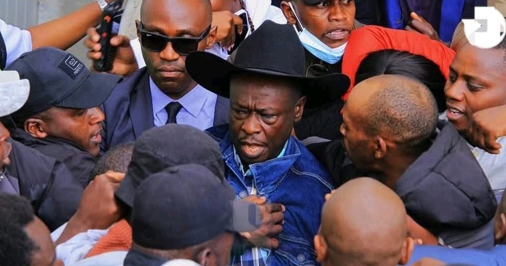 Unaamka unapata Jirani alizimia Kwa mlango Yako
Nimempandisha stairs nikapata Bibi amekula nare ajab as if tulikua na yeye