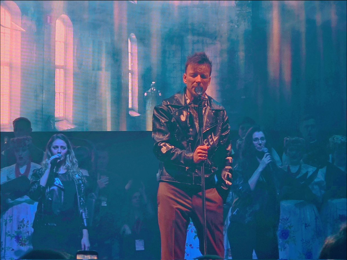 k_pawlowska's tweet image. #GoodMorning &amp;amp; have a relaxing #Sunday 😊

And to start the day, here are some glimpses from yesterday's #Feel concert 🤩

"In the warm glow of the sun, I want to dive in one more time,
Forget that the world exists.
What's beautiful is supposedly better when shared,
You're here,