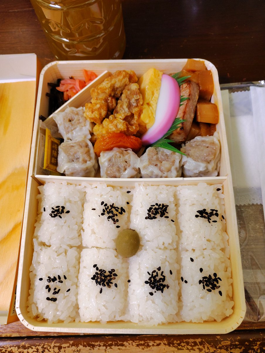 chappo115's tweet photo. 今年4つめのシウマイ弁当。1180円。今日は唐揚げがなぜか2つ入っていた。（間違えたんでしょうかねぇ…？）
#崎陽軒
#シウマイ弁当
#唐揚げ https://t.co/7BkAYpOLJz