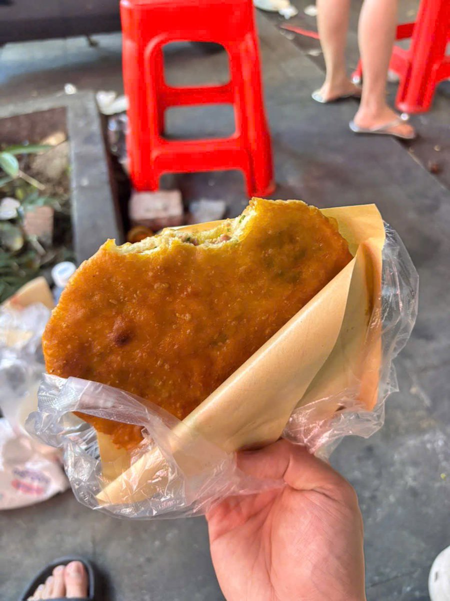 “Trưa nay ăn gì rồi các Bác” ❤️. Em ăn tạm cái bánh rồi về cuốn gói về Hải Phòng đây.