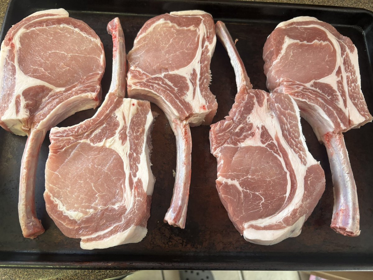 SKBBQ's tweet image. Brother is in town this weekend so cracked some good wines - @spearheadwinery Pinot Noir Cuvée, @GrayMonkWinery Meritage, @TinhornCreek Barrel lot 1 Cab Franc, and @RocheWines nuances. Tonight was sous vide and seared pork tomahawks. #bcwine #wine 🍷