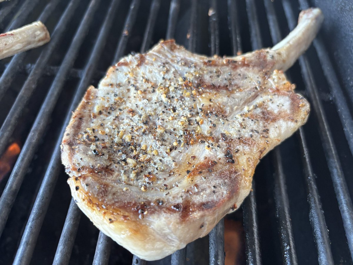 SKBBQ's tweet image. Brother is in town this weekend so cracked some good wines - @spearheadwinery Pinot Noir Cuvée, @GrayMonkWinery Meritage, @TinhornCreek Barrel lot 1 Cab Franc, and @RocheWines nuances. Tonight was sous vide and seared pork tomahawks. #bcwine #wine 🍷