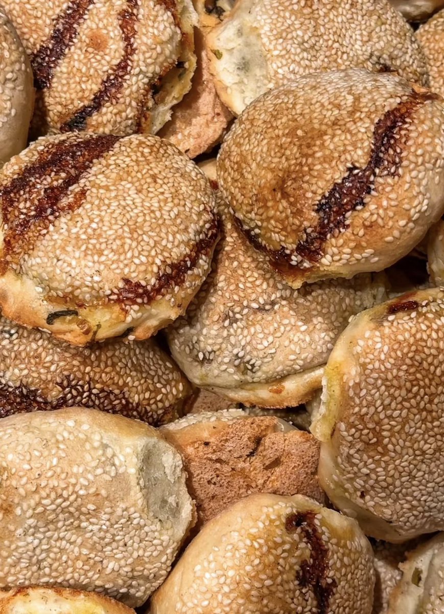 FuqingChina's tweet image. Wait—one online shop sold 3 million of these? 😲

A simple #Fuqing #snack is blowing up online. Guangbing (sesame flatbread) has pulled in over 100,000 orders on Pinduoduo—that's roughly 1–3 million pieces shipped across the country.
(Photo Credit: 福州MULCA蛋糕)