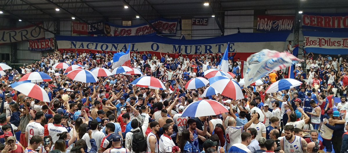Pobres los que son doble camiseta.
Pobres los que son de aguada.
Pobres los que son de welcome.
Pobres los que no lo sienten.

Nacional acá y allá.
Nacional hoy y siempre.
Nacional en todos los deportes.

NACIONAL TODA LA VIDA.