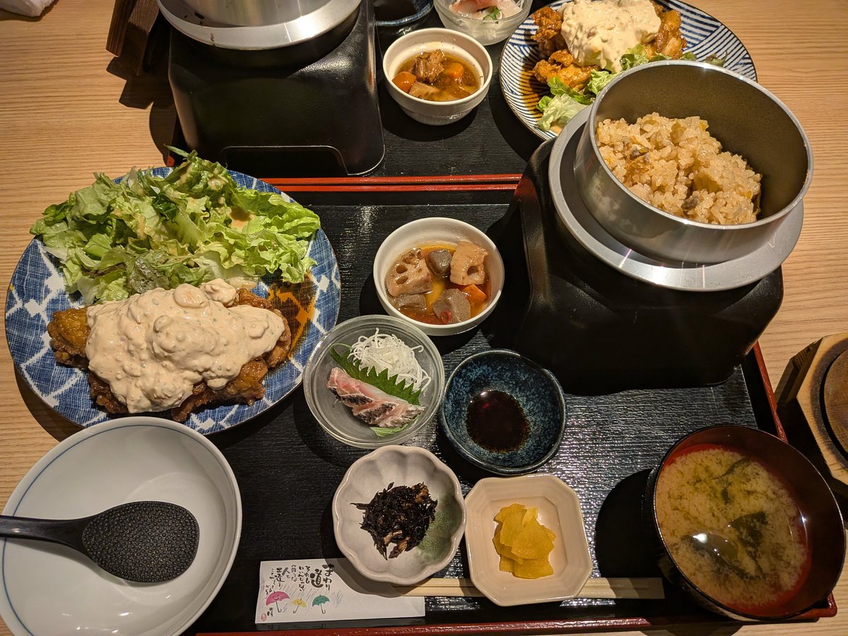 itamoto's tweet photo. 宮崎に来たのでチキン南蛮。
うまー
小鉢のお刺身用醤油が甘くて衝撃 https://t.co/UDLkOxZ8Pw