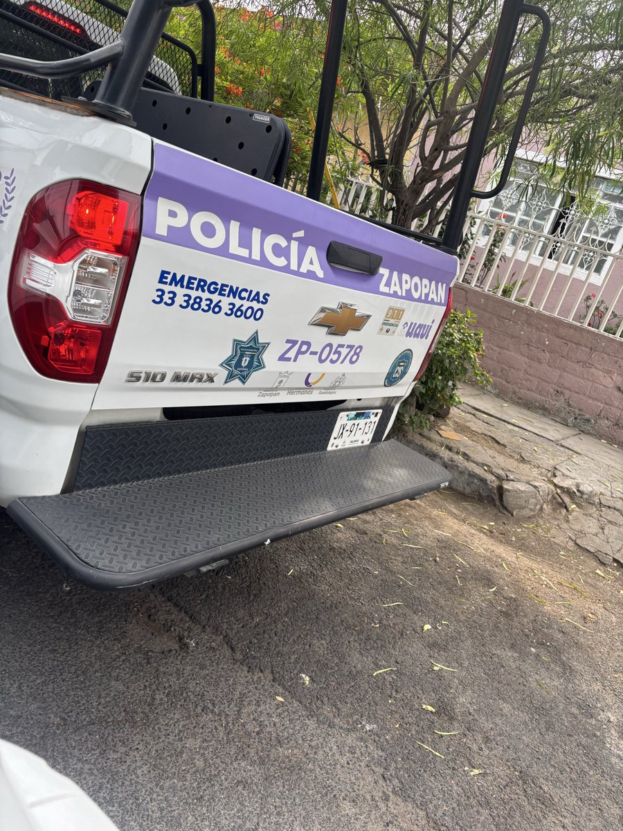 DSES_92's tweet photo. Donde puedo reportar abuso de poder de los personajes que manejan este vehículo? @TransporteJal https://t.co/mrSJmUpJ4u