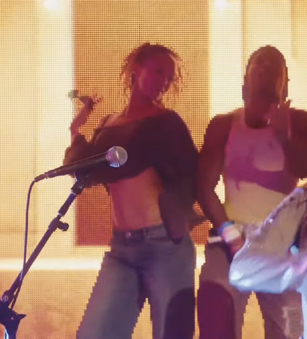 MANON LOOKS SO GOOD HELLO????