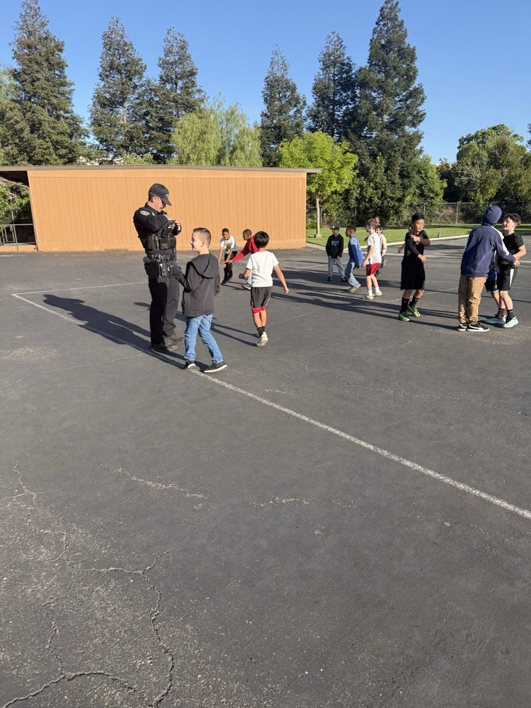 JulieCroy11's tweet photo. Loma Vista Students had the opportunity to meet our new BUSD resource officer during mornings recess. Welcome Officer Vahan Basmagian! #lvpride #weareBUSD https://t.co/XnZdydUHZQ