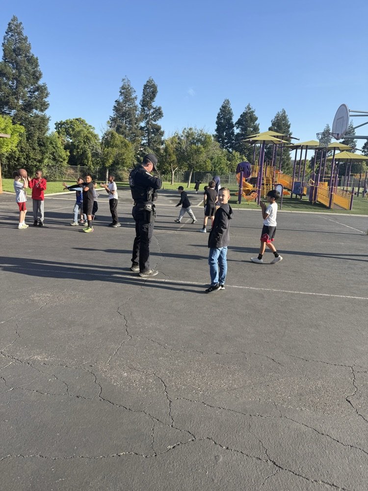 JulieCroy11's tweet photo. Loma Vista Students had the opportunity to meet our new BUSD resource officer during mornings recess. Welcome Officer Vahan Basmagian! #lvpride #weareBUSD https://t.co/XnZdydUHZQ