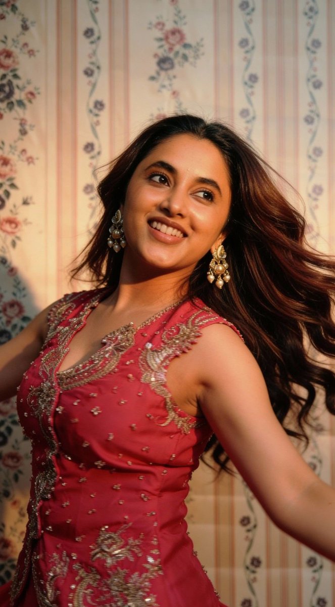 Meenakshi Chaudhary tweet media