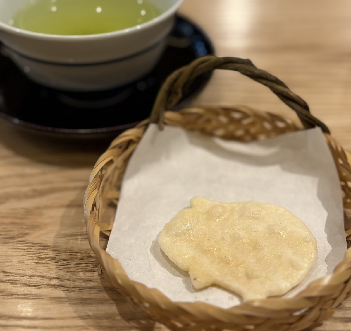 bluestone1001's tweet photo. ある日のお茶

暖かな
ある日の神楽坂
紀の善さんの
冷やし汁粉でちょいと一服

先ずは
煎茶と豚さんの形の塩せんべいで
ひと息入れて

帰りはこし餡をお土産に買って
帰りましたよ

＃紀の善 https://t.co/oP94DnKi72