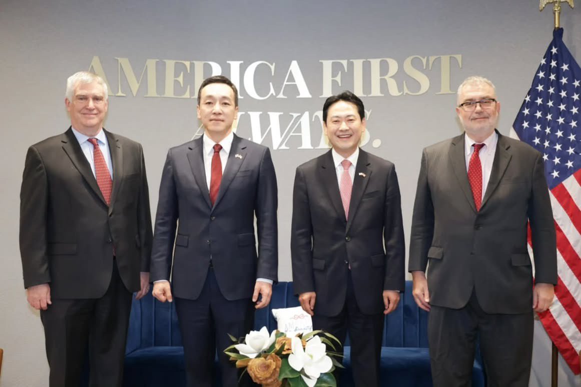 매국 하러 간거 인증 박으셨네 America first always. 국힘에서 한지역도 당선되면 안됨