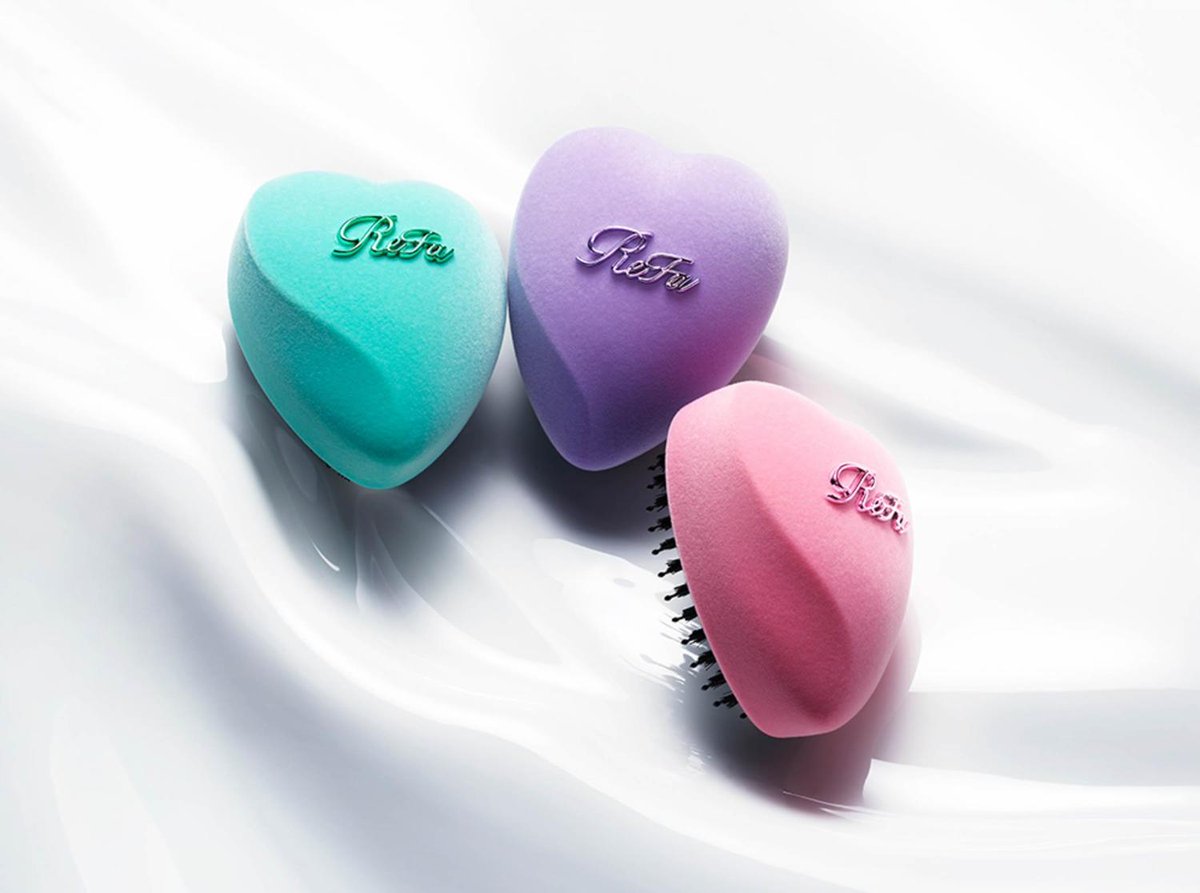 fashionsnap's tweet photo. 「リファ」が新プロジェクト「ReFa BEAUTY SHOWCASE」の第1弾として7アイテムに新3色を追加した。同プロジェクトは、ミューズにMISAMOを迎え、さまざまコンテンツを通してヘアケアの新たな美を追求する取り組み。
https://t.co/4B6a4HnOfn https://t.co/uH7HZcftc6