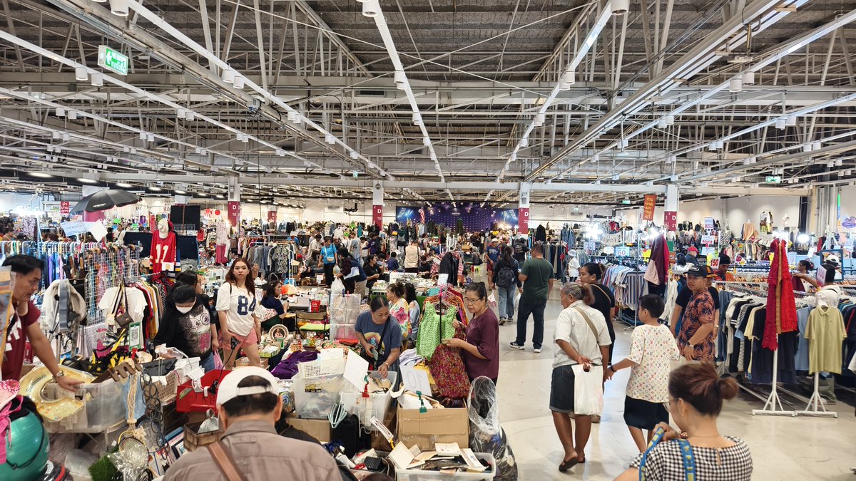 ThosMajor's tweet image. The weekend second hand market at Pantip Ngamwongwan, Nonthaburi, #Bangkok.

Lots of clothes, but there are some interesting things if you look.

The market is on the 8th floor. Parking can be a challenge when it’s busy.