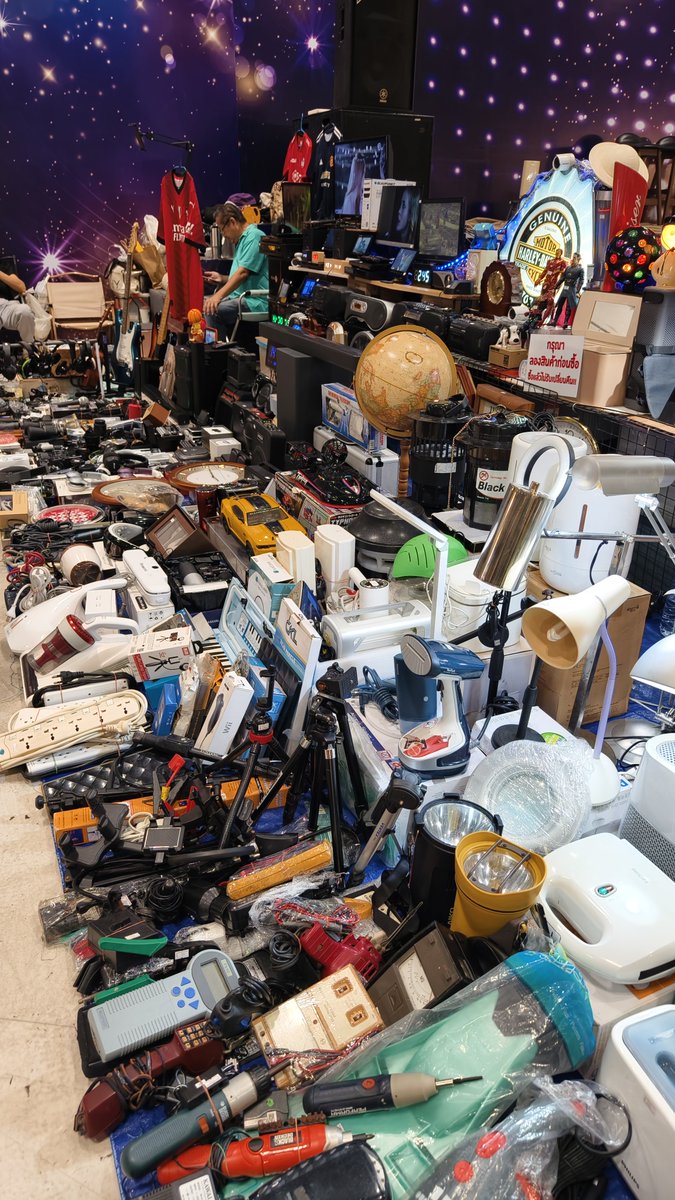 ThosMajor's tweet image. The weekend second hand market at Pantip Ngamwongwan, Nonthaburi, #Bangkok.

Lots of clothes, but there are some interesting things if you look.

The market is on the 8th floor. Parking can be a challenge when it’s busy.
