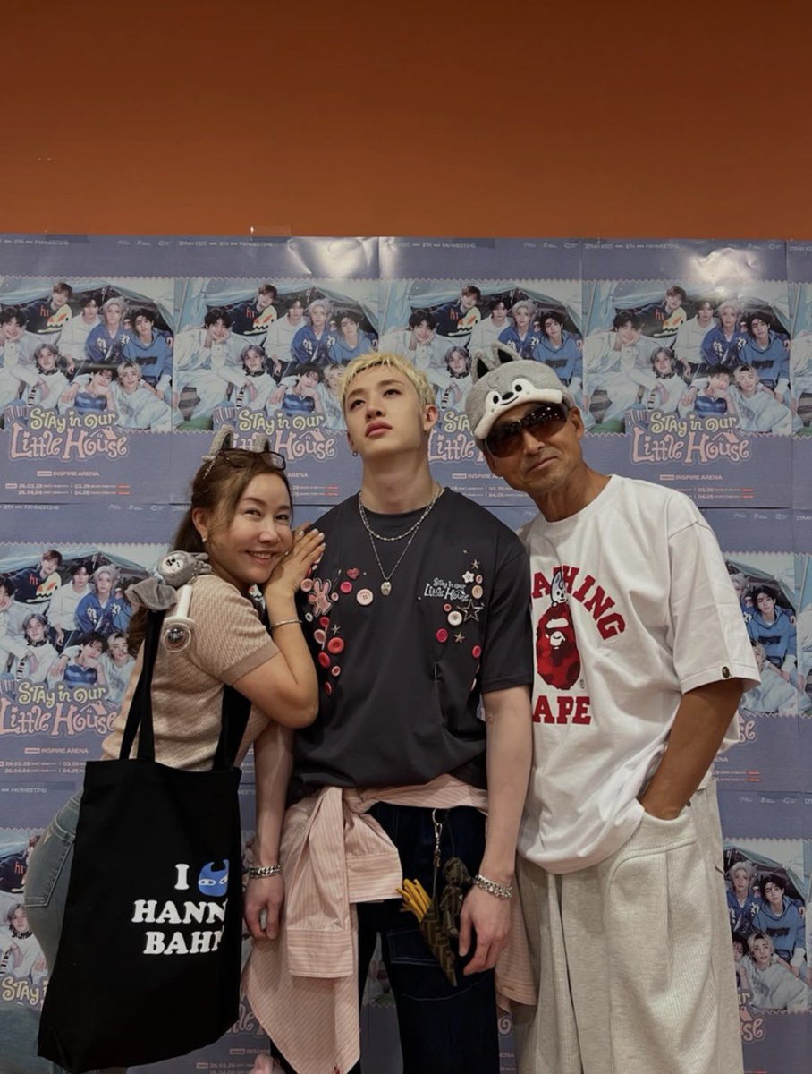 BCHANPIC's tweet photo. BANG CHAN WITH HIS PARENTS 😭😭❤️‍🩹 https://t.co/o4gXOFsqU2