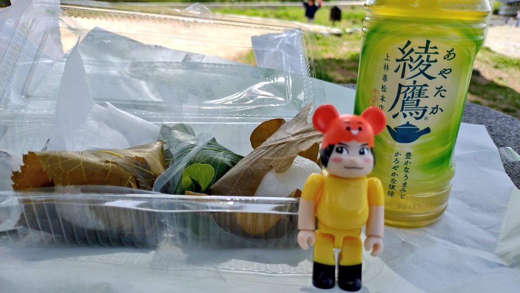 potechiemperor's tweet photo. お出かけワルイちゃん
鴨川デルタでのんびりするの巻
お天気もよく長閑なひとときでした
ワルイちゃんもご機嫌な様子
4枚目は柏餅等を広げて休憩していた鴨川公園(矢印)を眺めるワルイちゃん
#OUIOU
#のん #能年 https://t.co/mXz50R5abA