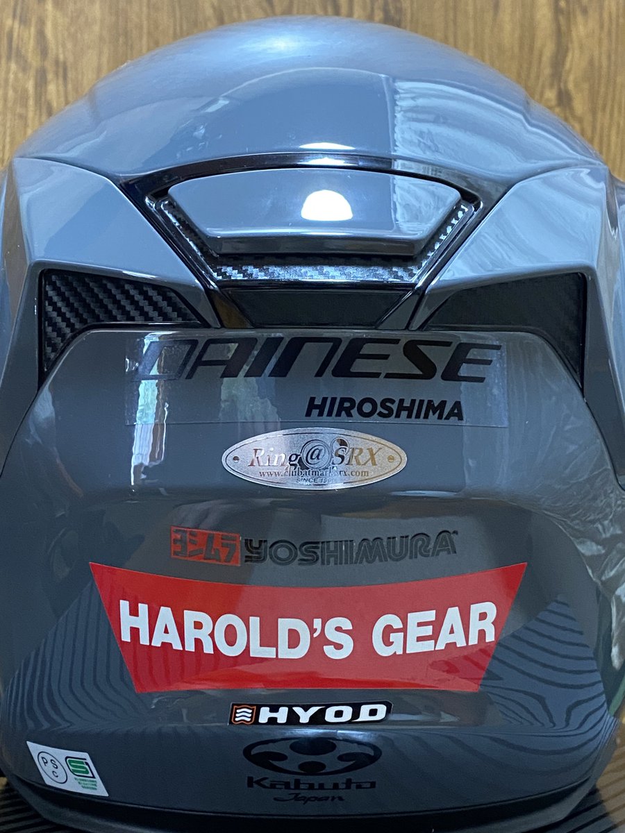 konno1987's tweet image. 🛵通勤快速号用のヘルメットを新調✨
勝手にメタリックグレー(ガンメタ?)と思ってたら、ホントにグレーだった😅

前のヘルメットからB+COMを移設しようとしたらスピーカーの配線の被覆がポロポロ剥がれてしまいこのまま使用するのは断念…とりあえずステッカーだけ貼った

#ogk 
#kabuto 
#exceed2