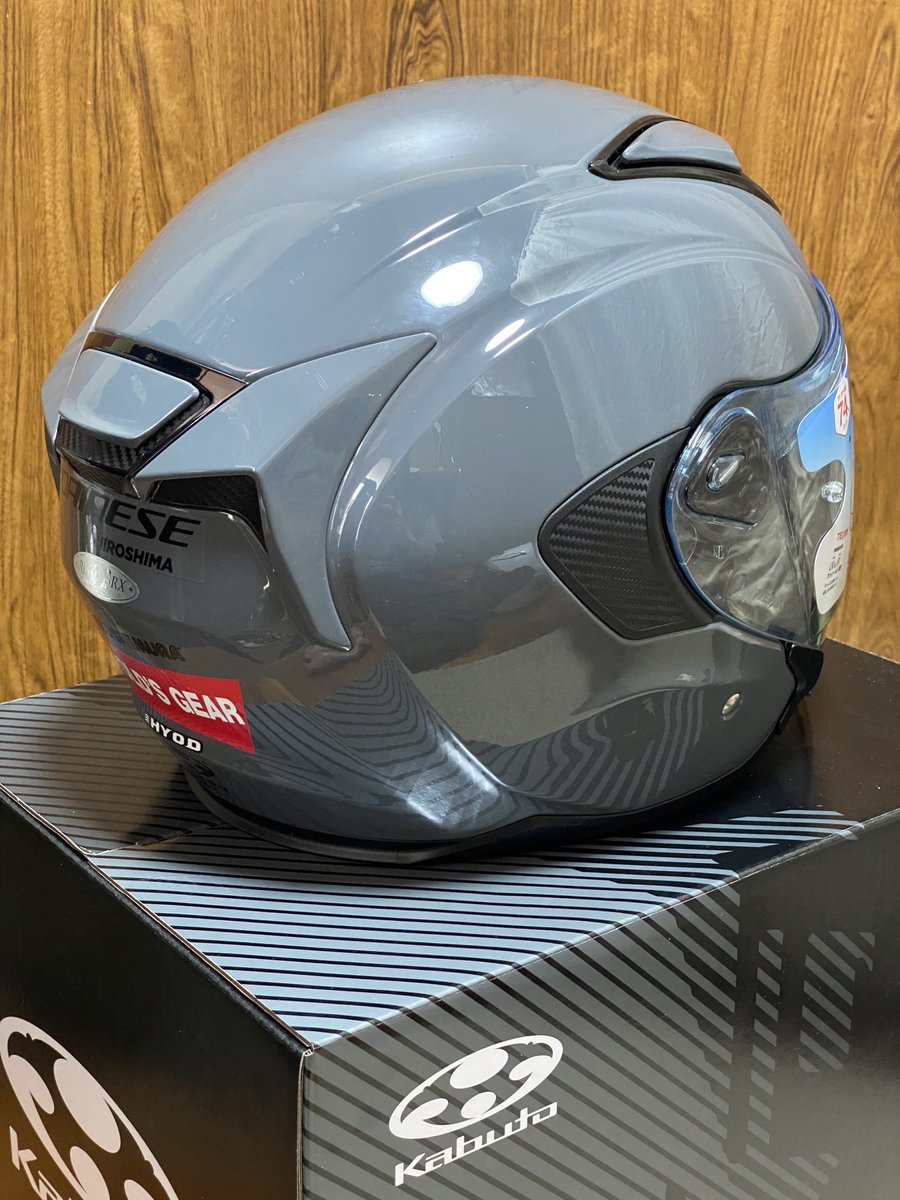 konno1987's tweet image. 🛵通勤快速号用のヘルメットを新調✨
勝手にメタリックグレー(ガンメタ?)と思ってたら、ホントにグレーだった😅

前のヘルメットからB+COMを移設しようとしたらスピーカーの配線の被覆がポロポロ剥がれてしまいこのまま使用するのは断念…とりあえずステッカーだけ貼った

#ogk 
#kabuto 
#exceed2