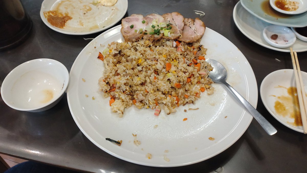 tonga330's tweet photo. 昨夜、二代目蝦夷殿で飯戦、開戦してきた‼️

ちょっとイケんじゃねって、てんこ盛り炒飯チャーシュー乗せ…も〜大惨敗(笑)

これ食い切ってる人、たまに見かけるけど、マジど〜なってんの❓️

残した分は持ち帰って、先程お昼に食べました〜マッジ美味いの🥰

#炒飯
#チャーシュー
#デカ盛り
#唐揚げ https://t.co/HXEpvSSrDv