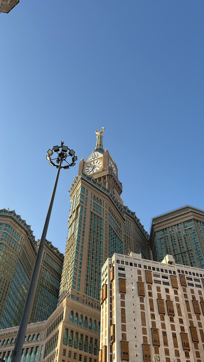 قصدتك مضطراً وجيتك باكياً وحشاك ربي ان ترد باكياً