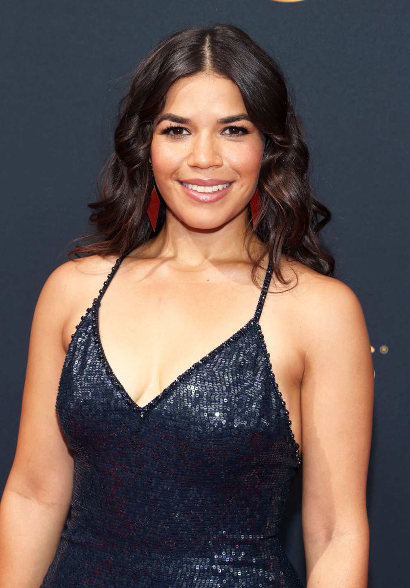 efemeridestoday's tweet photo. #UnDíaComoHoy #18abril de 1984, nació en Los Ángeles, California, Estados Unidos, America Georgine Ferrera (America Ferrera), actriz de cine, TV, voz y teatro estadounidense.
Globos de Oro, Emmys y SAG, Mejor actriz de televisión serie cómica 2007 por "Ugly Betty".
🇺🇲🎬 https://t.co/XYQFjNV2gQ