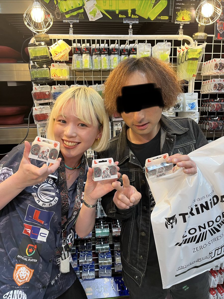 ZERO_EXZARD's tweet photo. 昨日はダーツPERFECT新潟大会見に行ってきたー！！
初めて見に行って今まで画面越しに見てた選手がたくさんみれて楽しかった😆
吉牟田凛プロモデルKAMIフライトにサインもらって写真も一緒に撮ってもらってすごく嬉しかったー😆 https://t.co/kZaeQr7l9Z