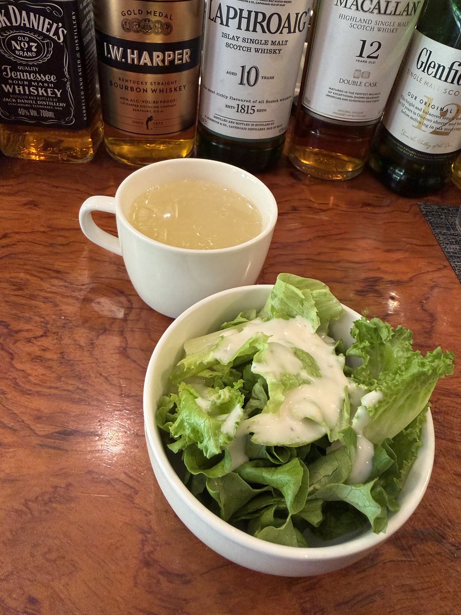 38Vi1's tweet image. ホリデーランチは五反田のKITCHEN&amp;amp;BAR PLANETさんで🍴

明太子パスタです✨
サラダとスープ付き^_^

お店の明太子パスタってやっぱり家のとは全然違うんだよね😁

明太子のプチプチ感のレベルが全く違う💦

めちゃくちゃ美味しかった😆

ご馳走様でした😋

#キッチンアンドバー・プラネット
#PLANET