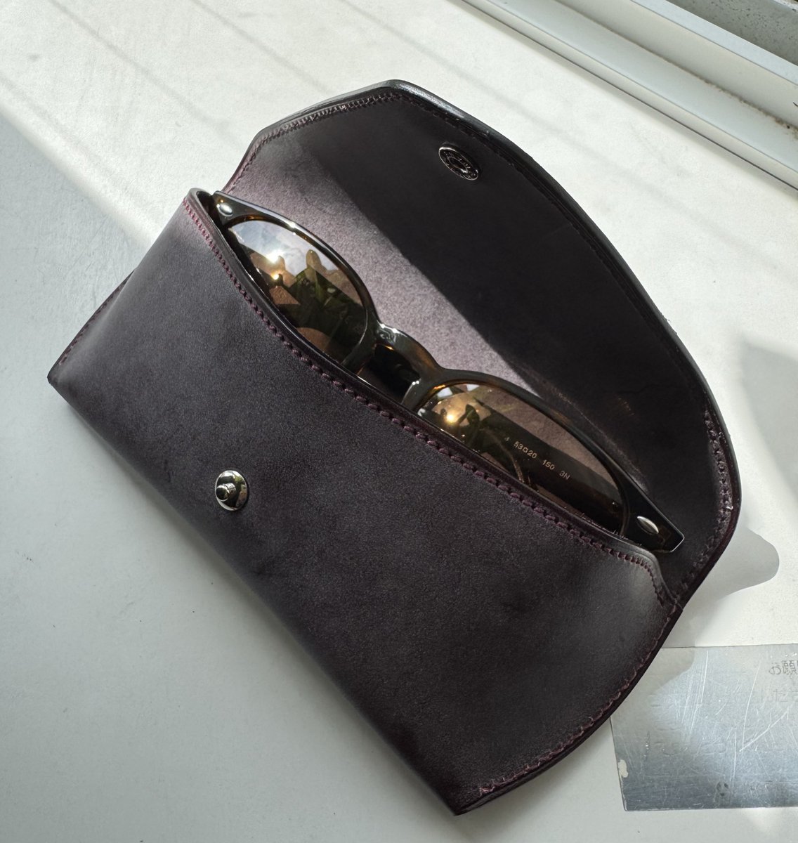 BurstFrog's tweet photo. 万双のオールブライドル メガネケース
ようやく入荷したのでポチッと。
思ったより軽く、内張もピッグスエードで安心な造り。
表面の蝋が落ちてどのように熟成するのか楽しみ🤓 https://t.co/KQXtHRpdIm