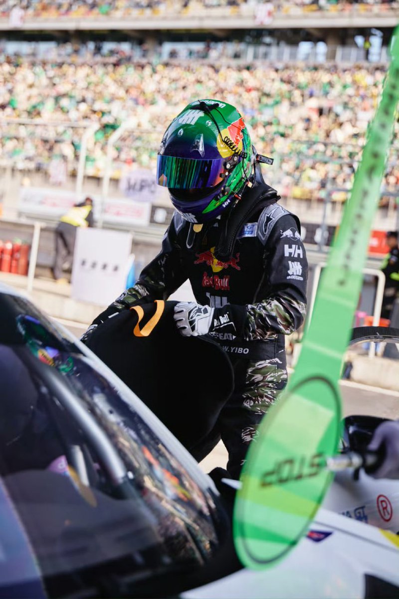 𝕬𝖉𝖉𝖎𝖈𝖙𝖊𝖉 𝖙𝖔 王一博. YIBO tweet media