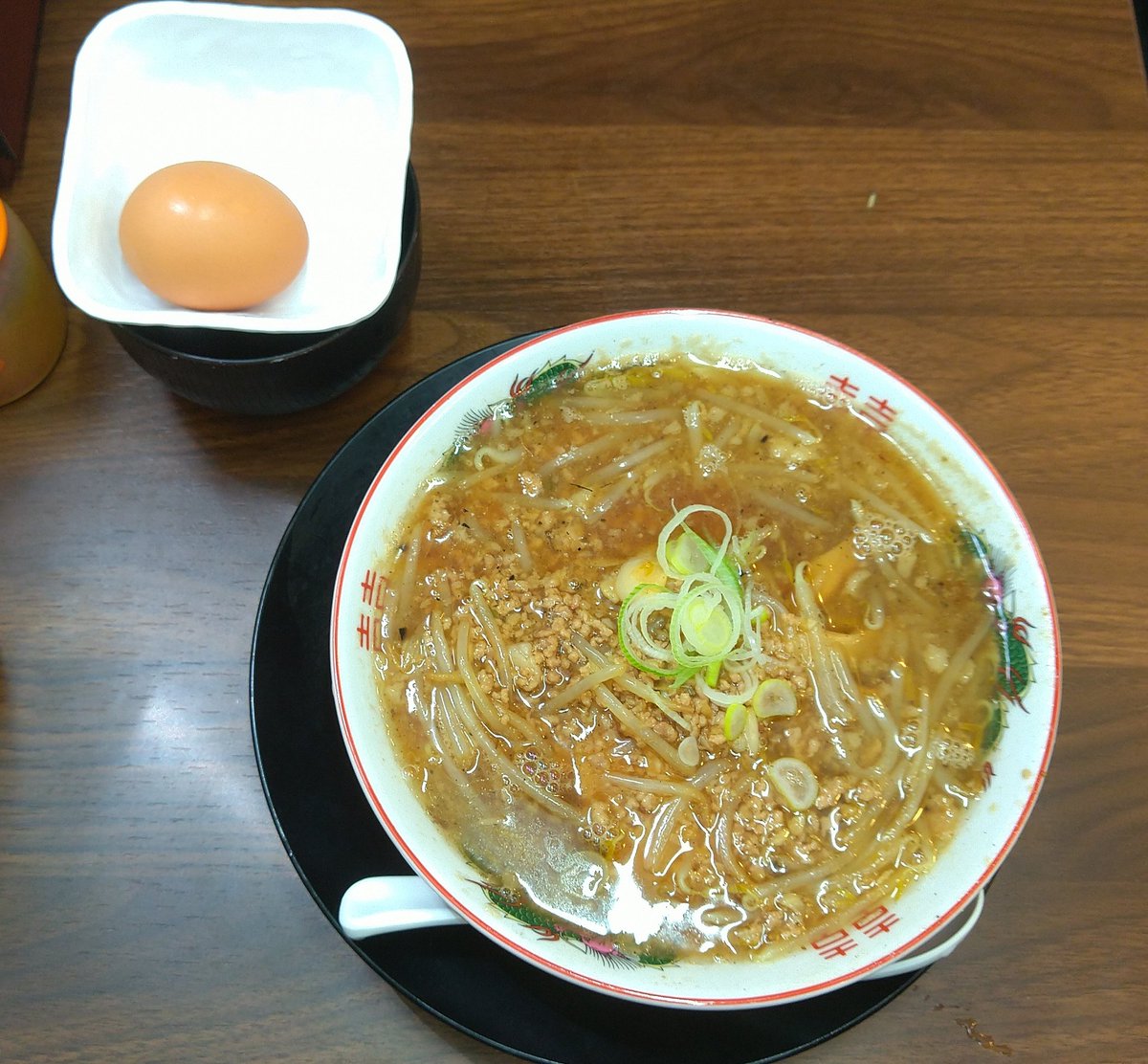 bbbbbbbban1's tweet photo. 水道橋)    北ノ醤油チーホー 水道橋店

・北ノ醤油ラーメン
・生卵

醤油の風味、ニンニク・生姜がガツンと、油膜張るほどのラードのコク、化学調味料の旨味、塩味強め、熱々.

黄色い中細縮れ麺は、少しワシワシ感あるが噛むほどにスープの味わい感じる.

コッテリ黄色い麺には生卵が合う. https://t.co/G4qaR4ZDFB