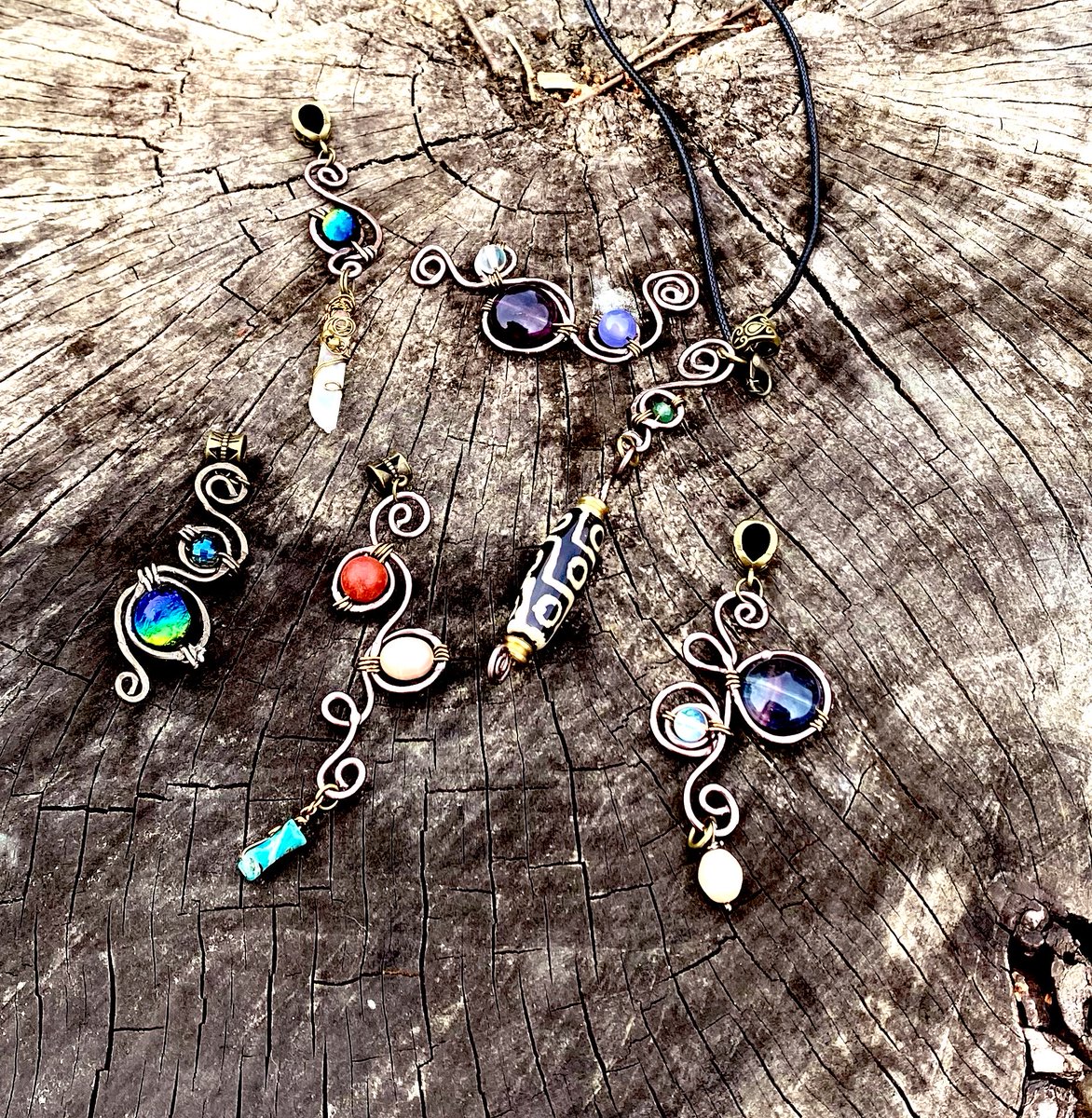 石を選びワイヤーの行きたい方へ
彼らに任せて。。
まるで昔からの約束のように指先が紡いで行く