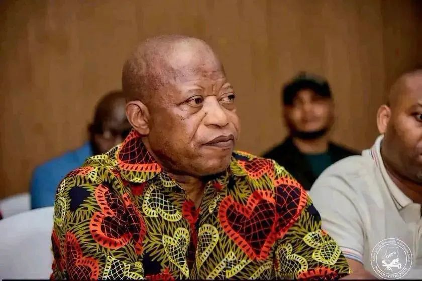 ebalemozindo's tweet image. #RDC: #POLITIQUE. 

Dans une sortie médiatique d’une rare virulence, l’honorable @kazadi_peter Kankonde a ouvertement recadré son collègue André Mbata, transformant une divergence sur la gestion du Sankuru en un véritable procès pour « dérive personnelle » et insubordination à la