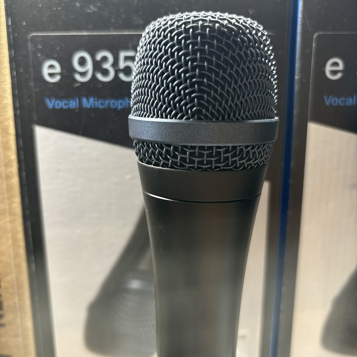 shima_togo's tweet image. 「アンサンブルに埋もれない、圧倒的な存在感を。」ライブで自分の声が楽器に消されてしまう…とお悩みのボーカリスト必見！驚くほどクリアで透明感のある高域が魅力。 一歩前に出る「抜けの良さ」で、あなたの歌声にスポットライトを当てます。 #SENNHEISER #e935 #ボーカル #杉村の音楽メモ