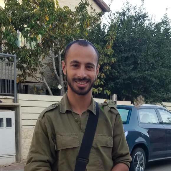 הלב נשבר.

רב סמל לידור פורת הי״ד נפל אמש בדרום לבנון. 
משתתפת בצערה הכבד של המשפחה וכל מכיריו ואוהביו. מחבקת ומבקשת שנדע להיות ראויים לו ולעוז רוחם של כל הנופלים.

שולחת איחולי החלמה מהירה לכל הפצועים.
החוסן שלנו נבחן ברגעים האלה, ביכולת להחזיק יחד את הכאב, ולבחור להמשיך, להתחזק