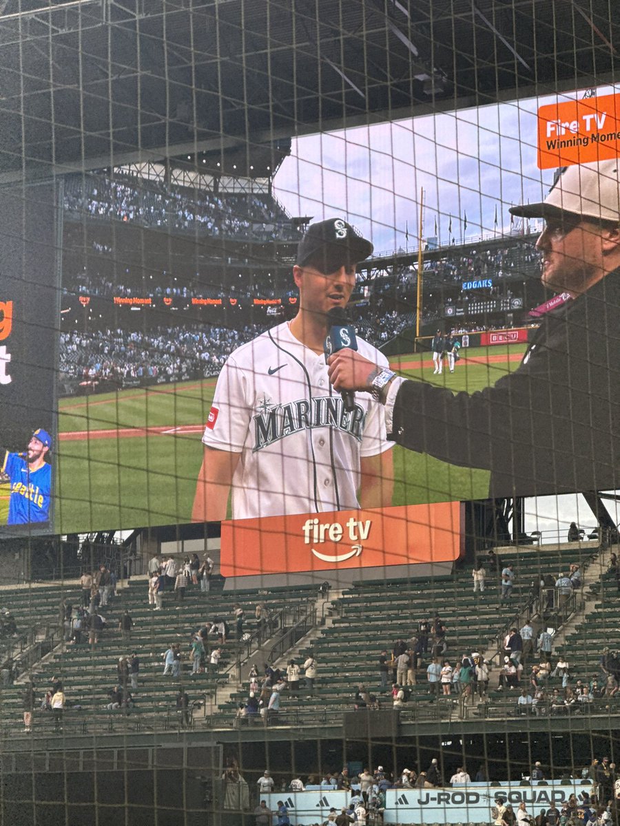 MeeliInc's tweet image. Me and oomf broke mariners curse yall are #welcome